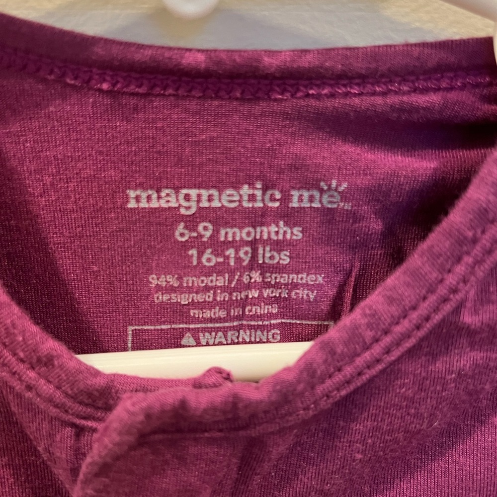 Size 6-9 months or 16-19 lbs. the softest onesie with magnetic closures.